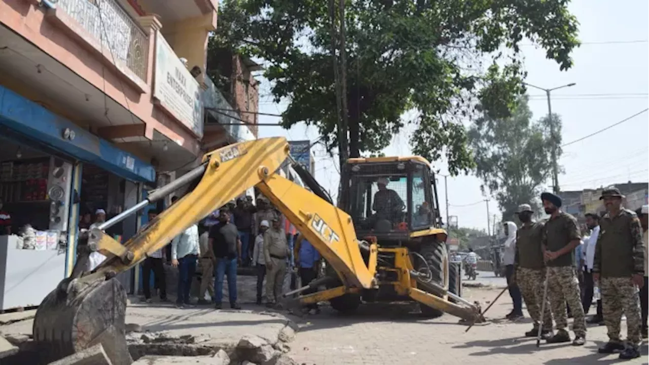 राजस्व कर्मचारियों से लड़ने लगे लोग, SDM को पहुंची खबर- तुरंत बुलडोजर लेकर पहुंचे और एक घंटे के अंदर...