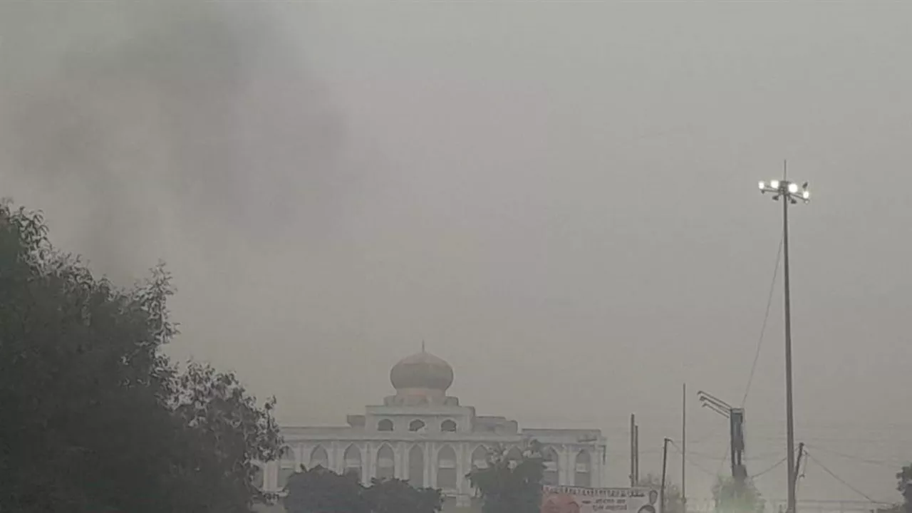 AQI पहुंचा 400 पार, गले में खराश, आंखों में जलन और सांस लेने में दिक्कत; यूपी के इस शहर का बुरा हाल