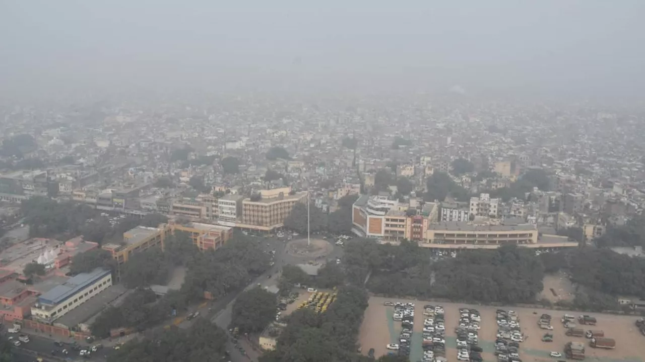 Delhi Pollution: दिल्ली में दिन में छाया स्मॉग, दृश्यता हुई कम; तापमान में भी बढ़ोतरी दर्ज