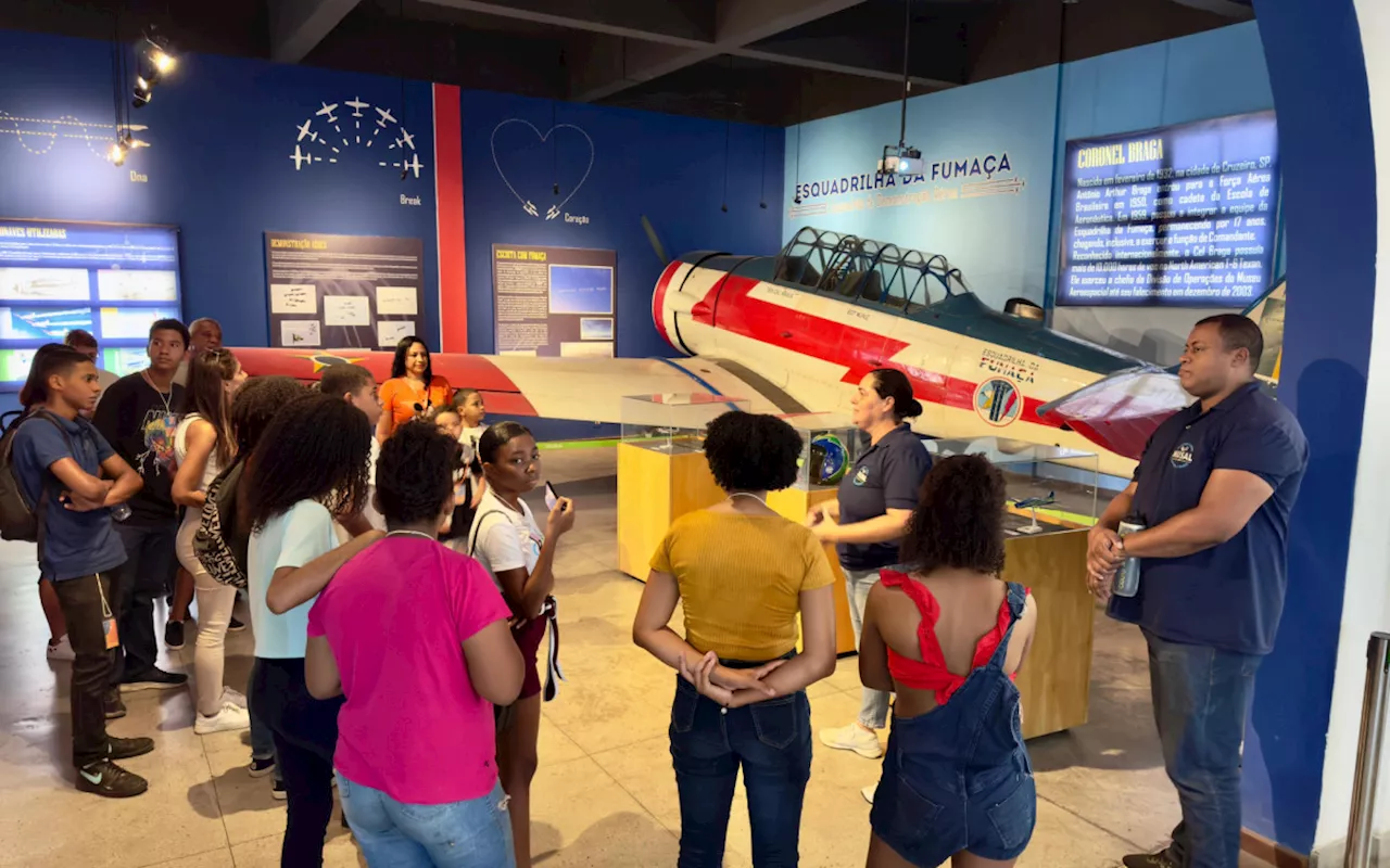 Jovens de Belford Roxo visitam Museu Aeroespacial no Rio de Janeiro pela primeira vez