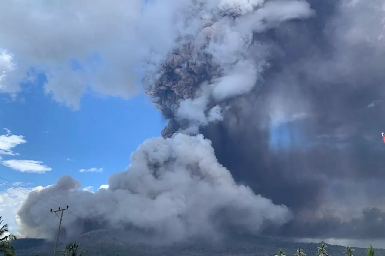 Gunung Lewotobi Laki-Laki Erupsi Setinggi 5.000 Meter