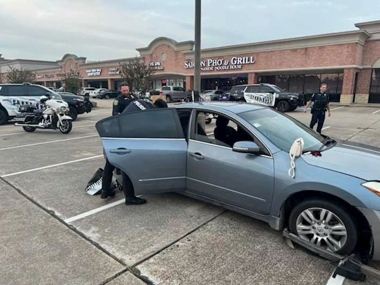 Theft suspects arrested after Sugar Land police chase reportedly stole $5K in merchandise from glasses store