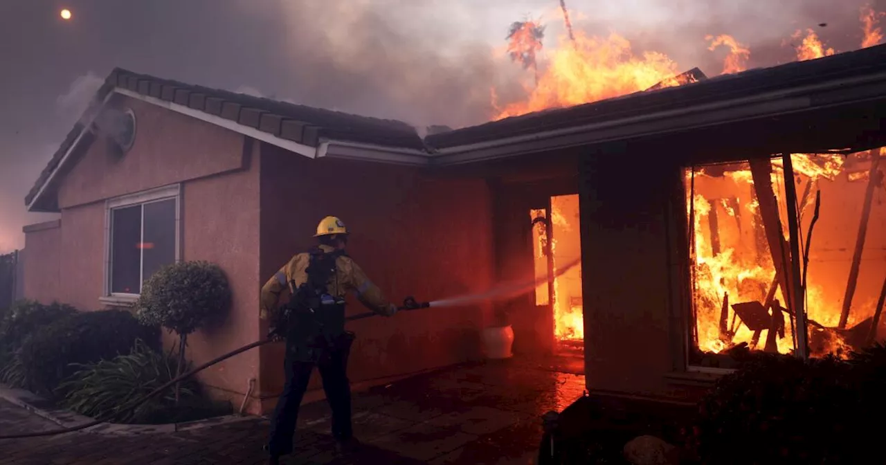 3.500 viviendas en peligro mientras el incendio del condado de Ventura arrasa los vecindarios