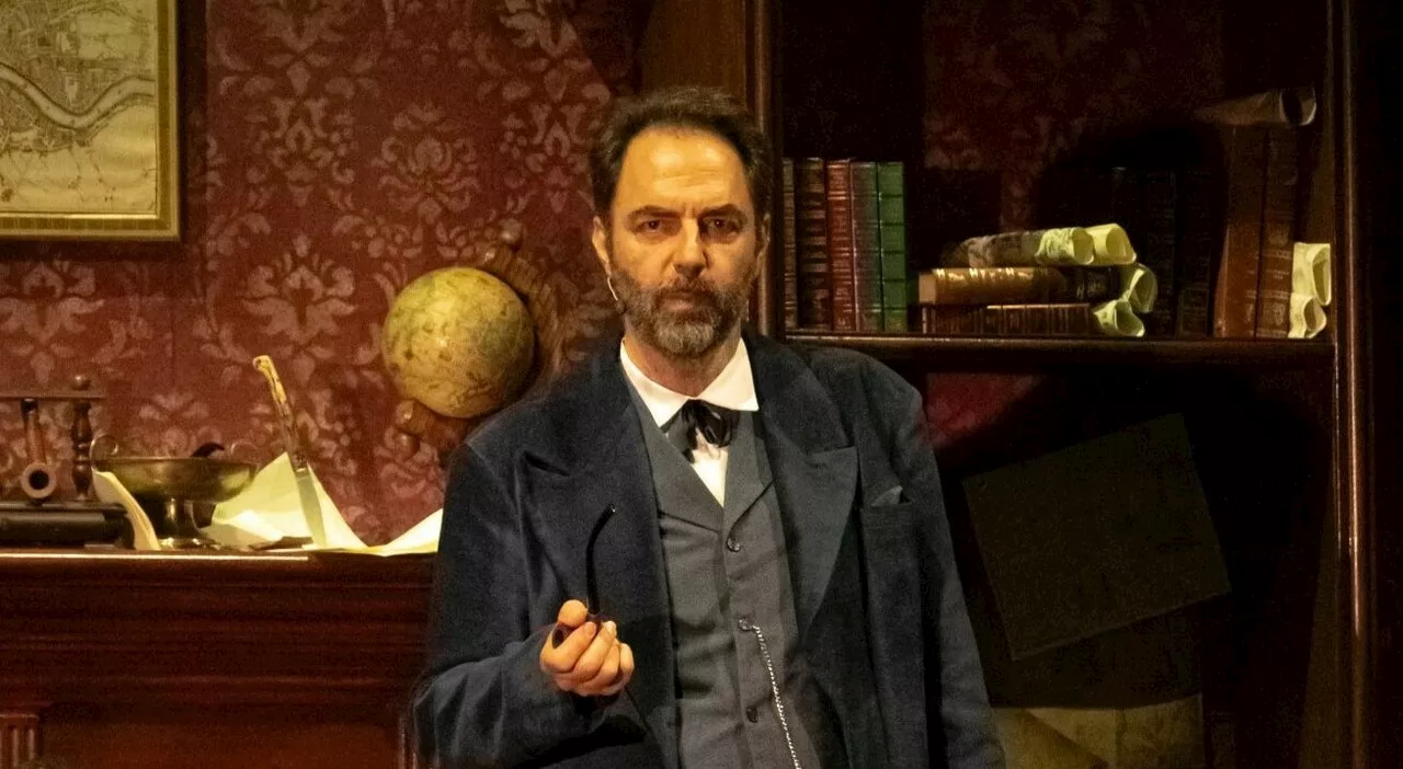 Neri Marcorè a teatro con Sherlock Holmes: «La tv è sempre più malata e politicizzata. Trump? Il trionfo di ig