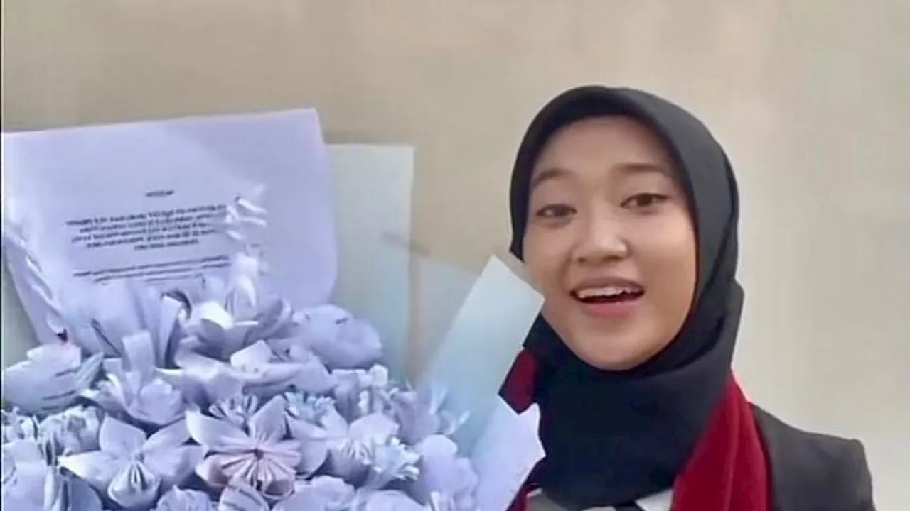 Cegah Jadi Bungkus Gorengan, Kertas Revisi Skripsi Diolah Jadi Buket Wisuda Cantik