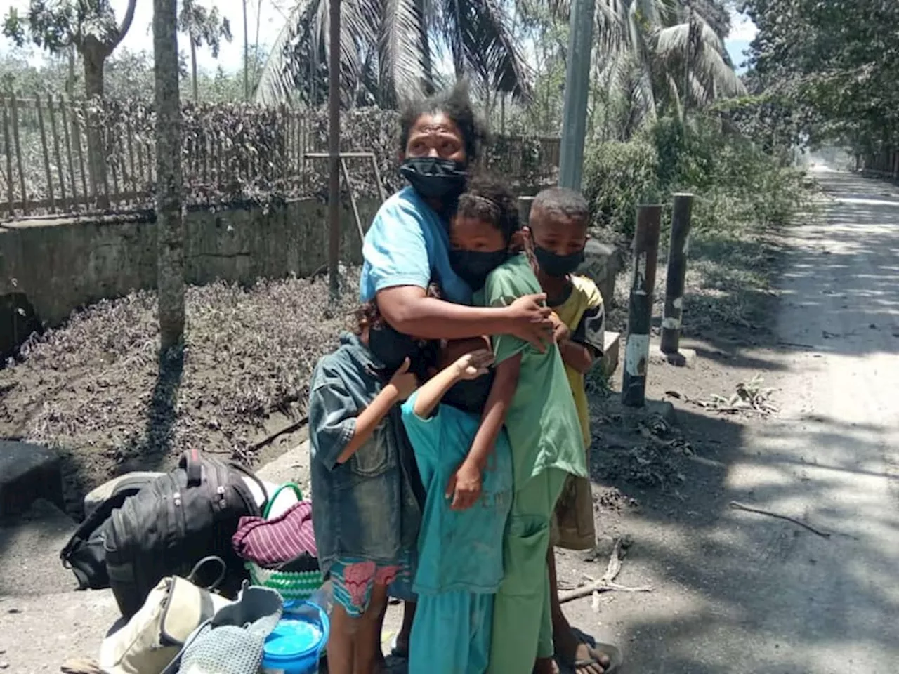 Detik-Detik Warga Panik saat Gunung Lewotobi Kembali Erupsi