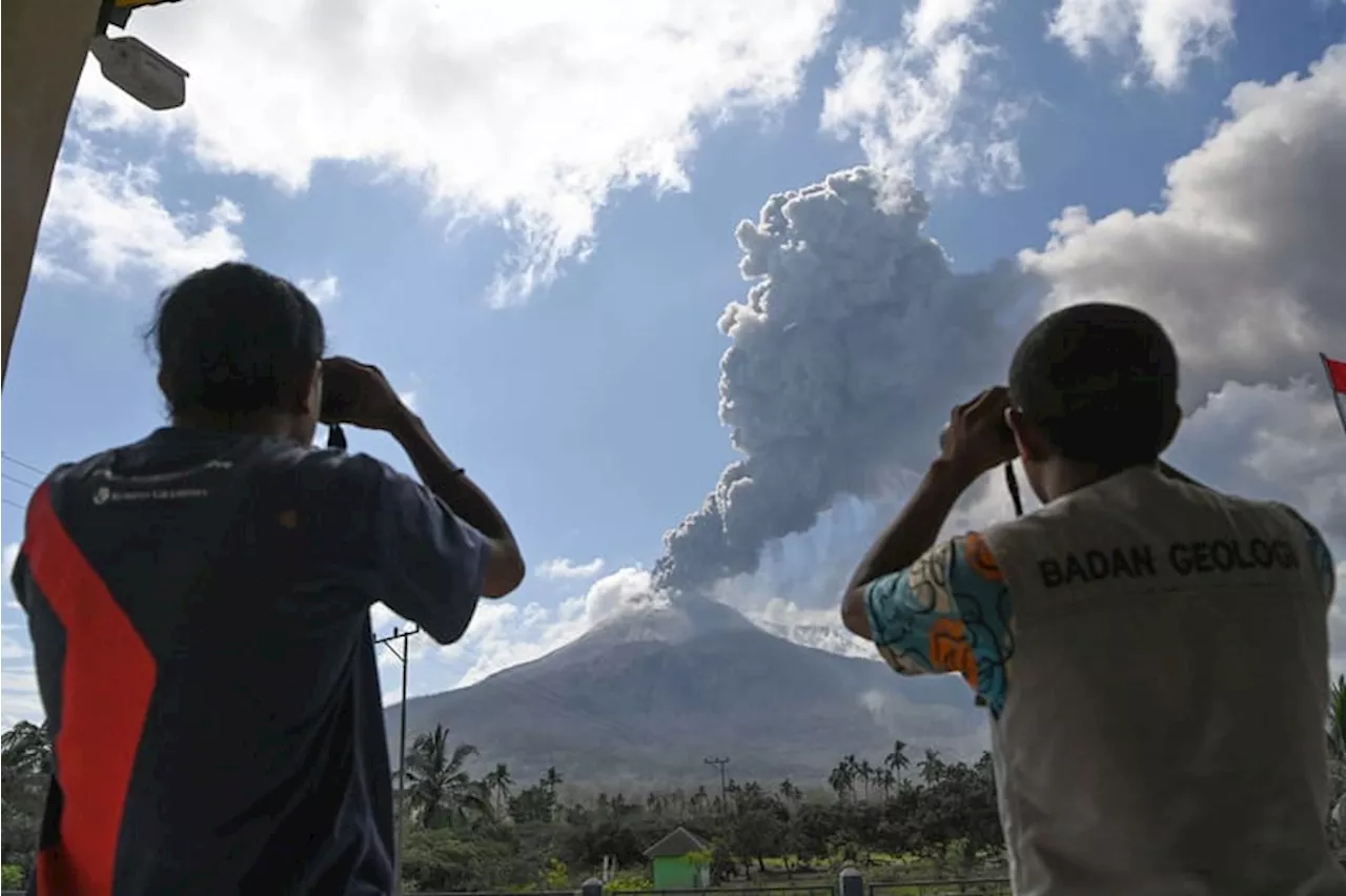 Kolom Erupsi Gunung Lewotobi Laki-laki