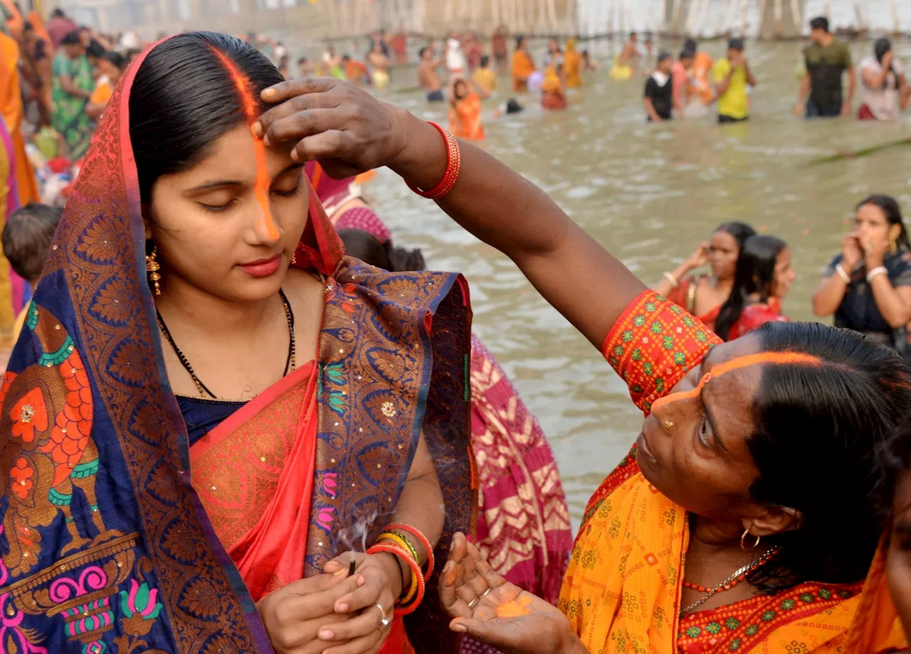 Chhath Puja 2024: छठ व्रतियों ने डूबते हुए सूर्य को दिया अर्घ्य, पटना से लेकर दिल्ली के घाटों में रौनक