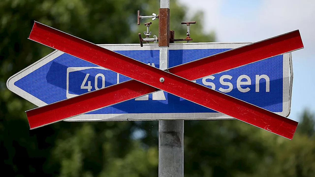 Nordrhein-Westfalen: Fahrbahn im Kreuz Kaiserberg abgesackt