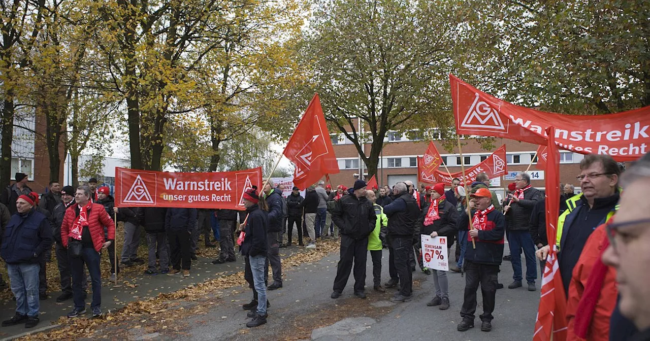 450 Beschäftigte von Claas und HDO streiken in Paderborn