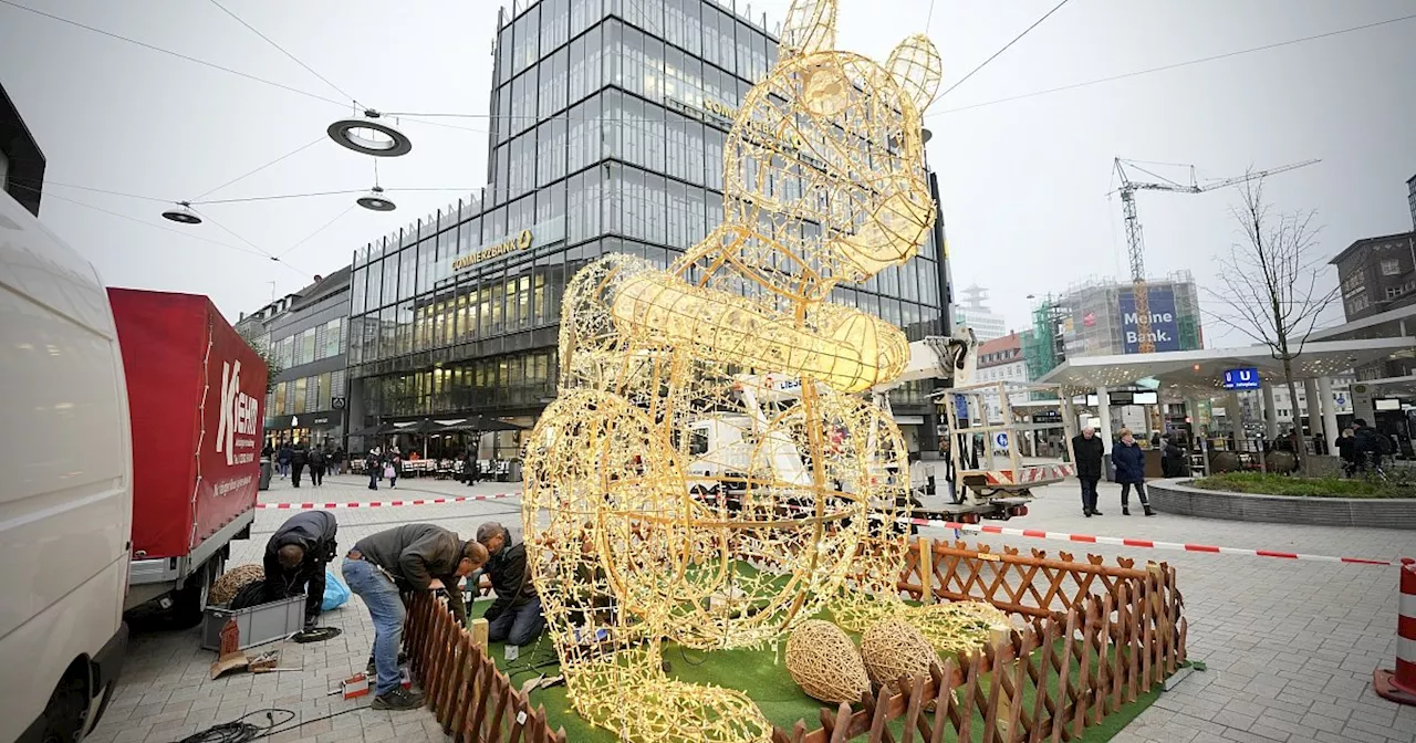 Statt Weihnachtsbaum: Auf Bielefelds Jahnplatz leuchtet jetzt ein Riesen-Eichhörnchen