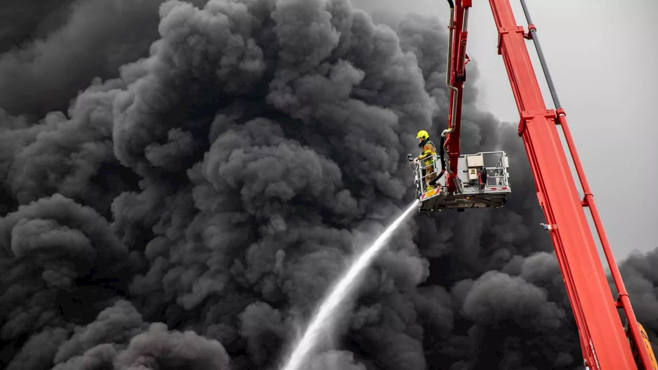 Grote brand Roosendaal: rook te zien op buienradar • ook schade bij buren