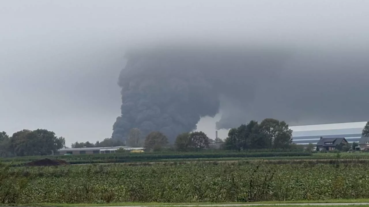 Grote brand Roosendaal: 'vermijd de A17' • GRIP-2 afgekondigd