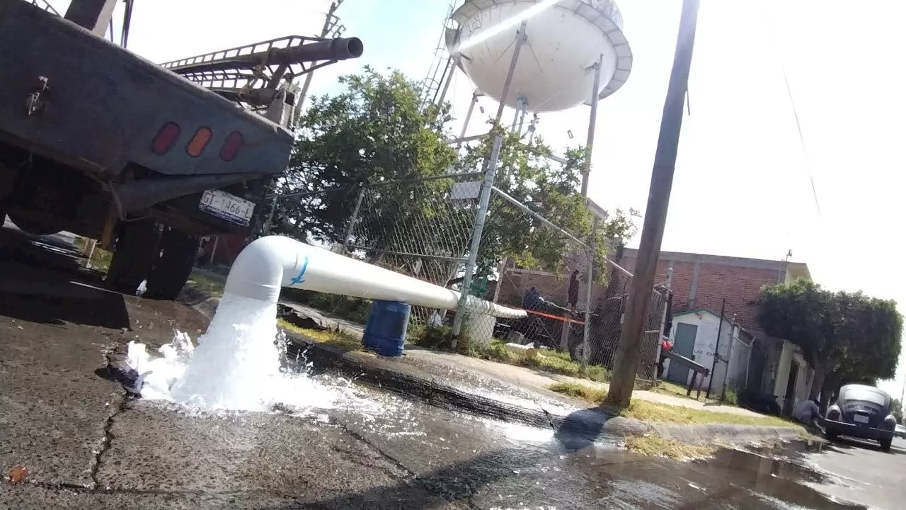 Vecinos de Las Estancias en Salamanca denuncian a CMAPAS por desperdiciar agua