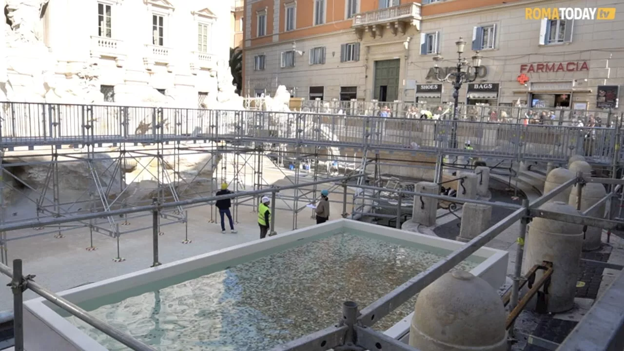  Fontana di Trevi, il lancio della moneta in piscina (e tra le transenne) dei turisti