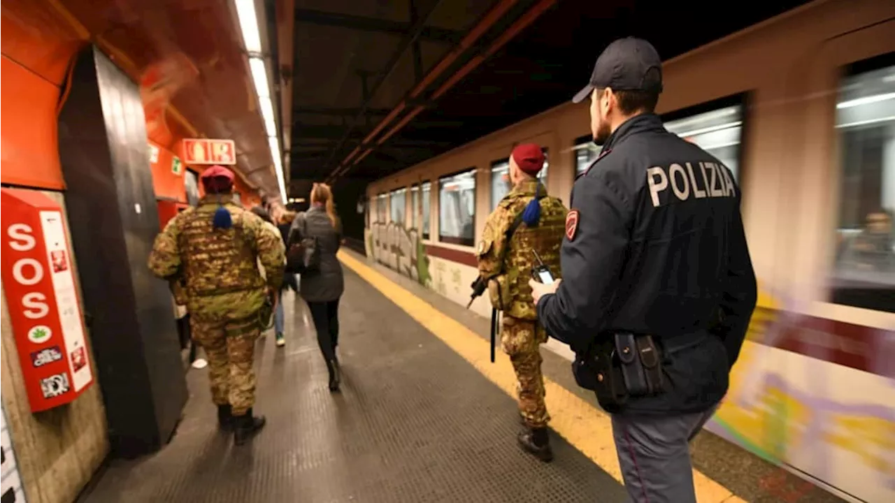 Pedinano turista sulla banchina della metro, una lo distrae e la complice lo borseggia