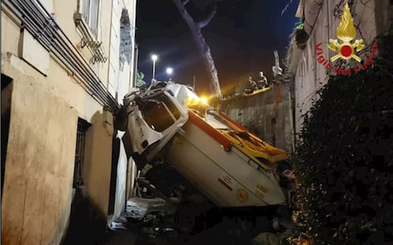 Roma, autocompattatore Ama contro palazzina: gravi autista e inquilina