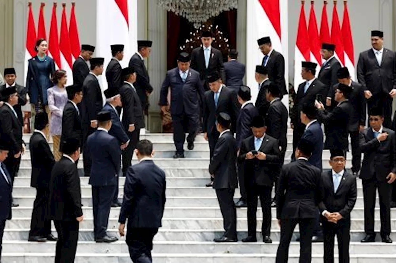 Prabowo asks ministers to contact him directly during his trip abroad