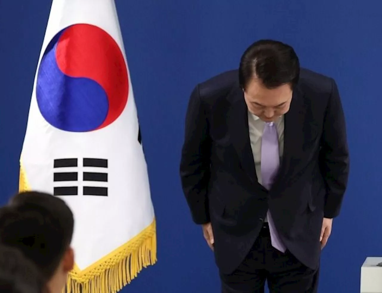 S.Korea president apologises but denies wife's role in state affairs