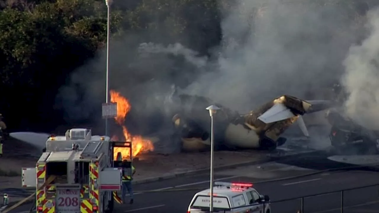 Aereo non riesce a decollare e si schianta su un'auto: cinque morti