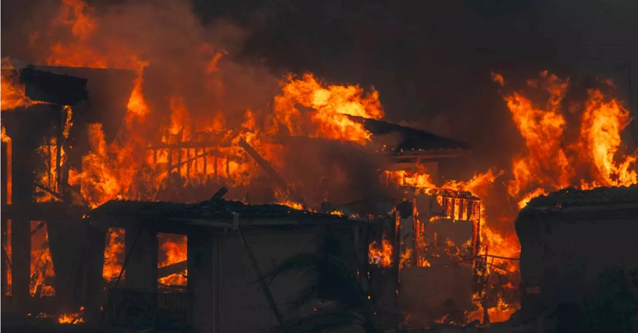 Incêndios florestais avançam perto de Los Angeles e milhares deixam casas