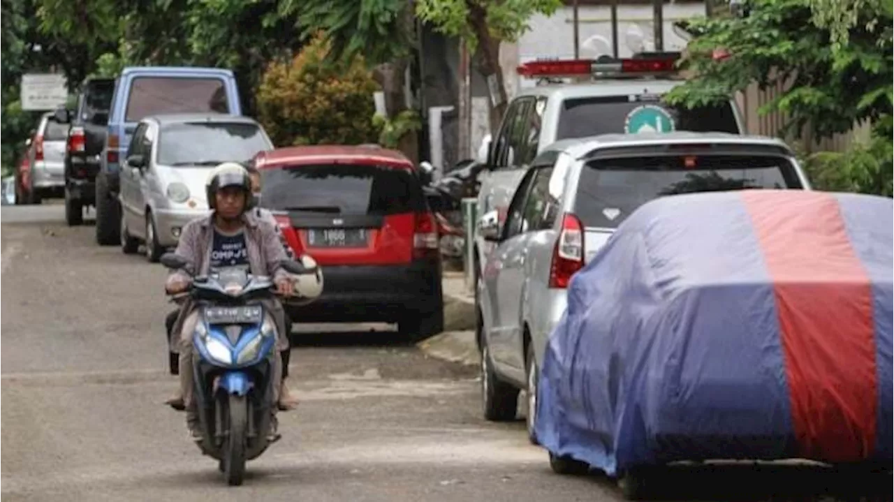 Belajar dari Kasus Arafah, Parkir Mobil di Jalan Depan Rumah Itu Haram Hukumnya