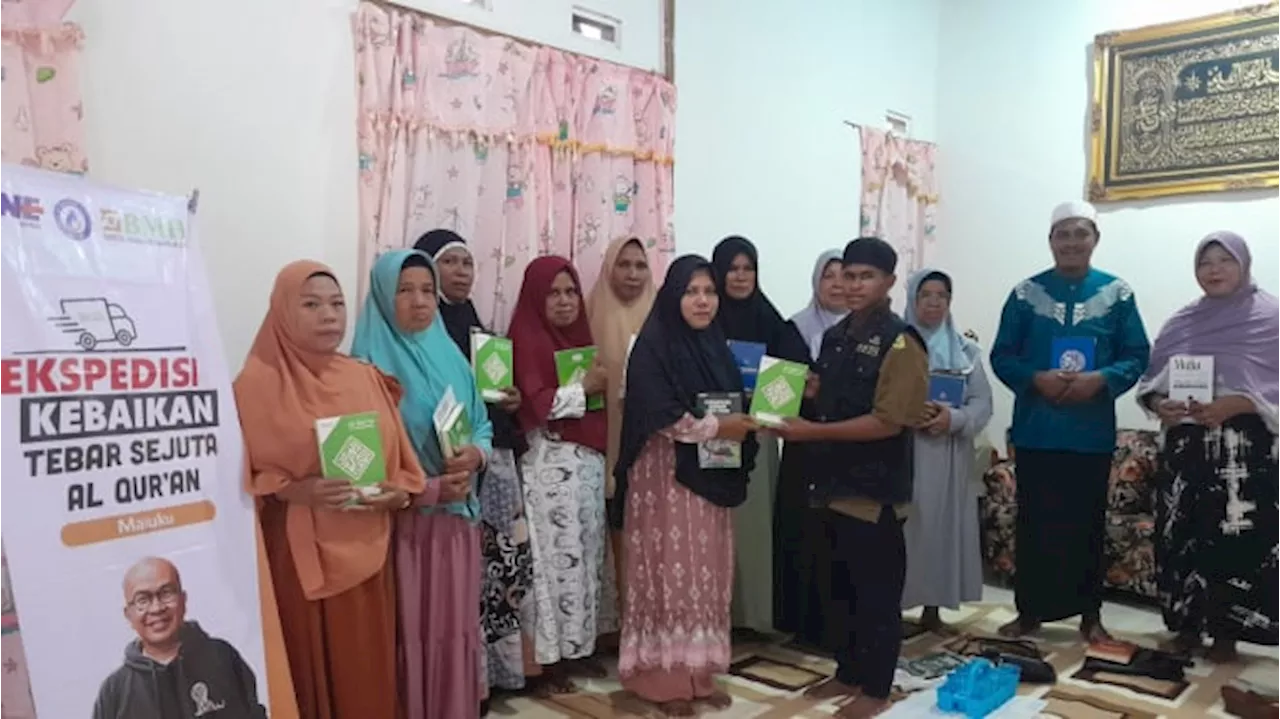 Lembaga Amil Zakat Nasional Bagi-bagi Al-Quran Untuk Ibu-ibu di Pelosok Maluku