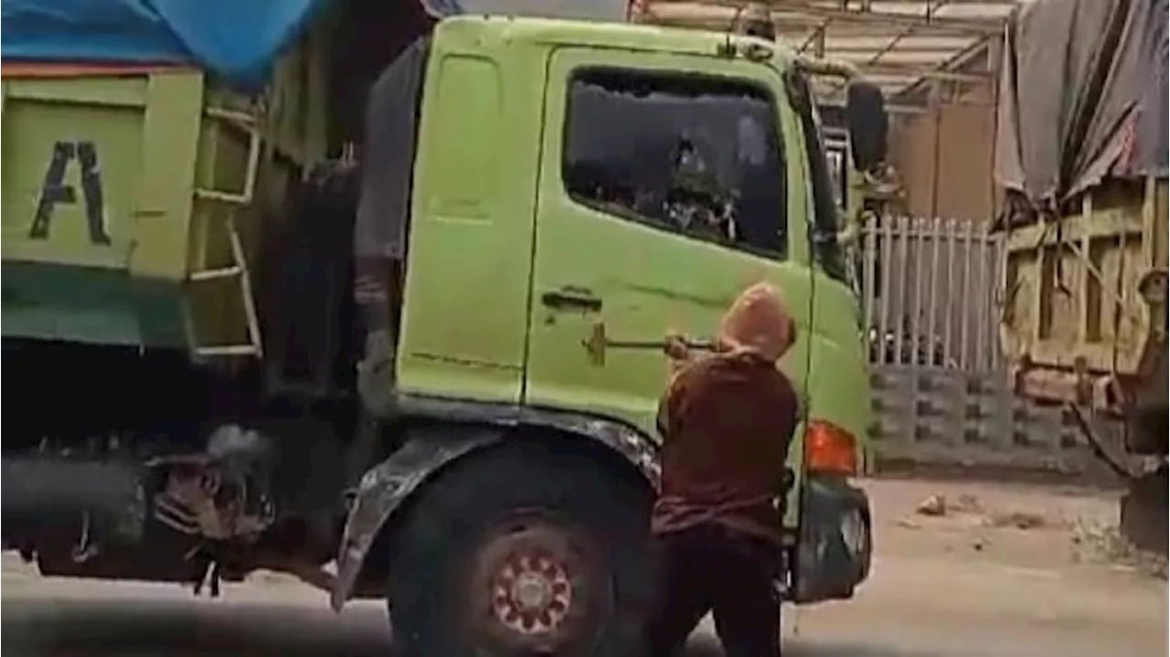 Warga Tangerang Ngamuk, Hancurkan Sejumlah Truk Usai Tabrak Anak Kecil