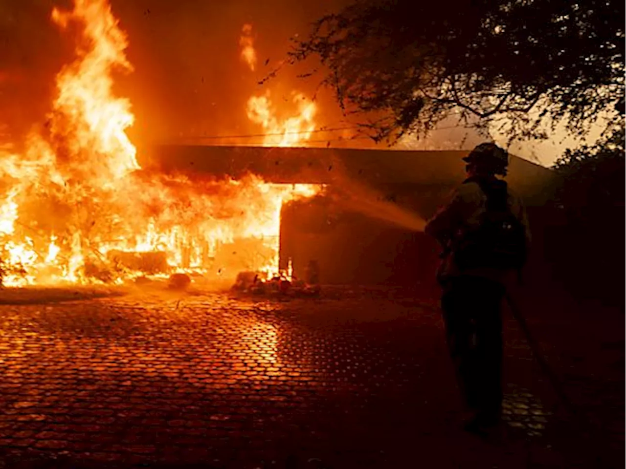 Waldbrand nahe Los Angeles außer Kontrolle geraten