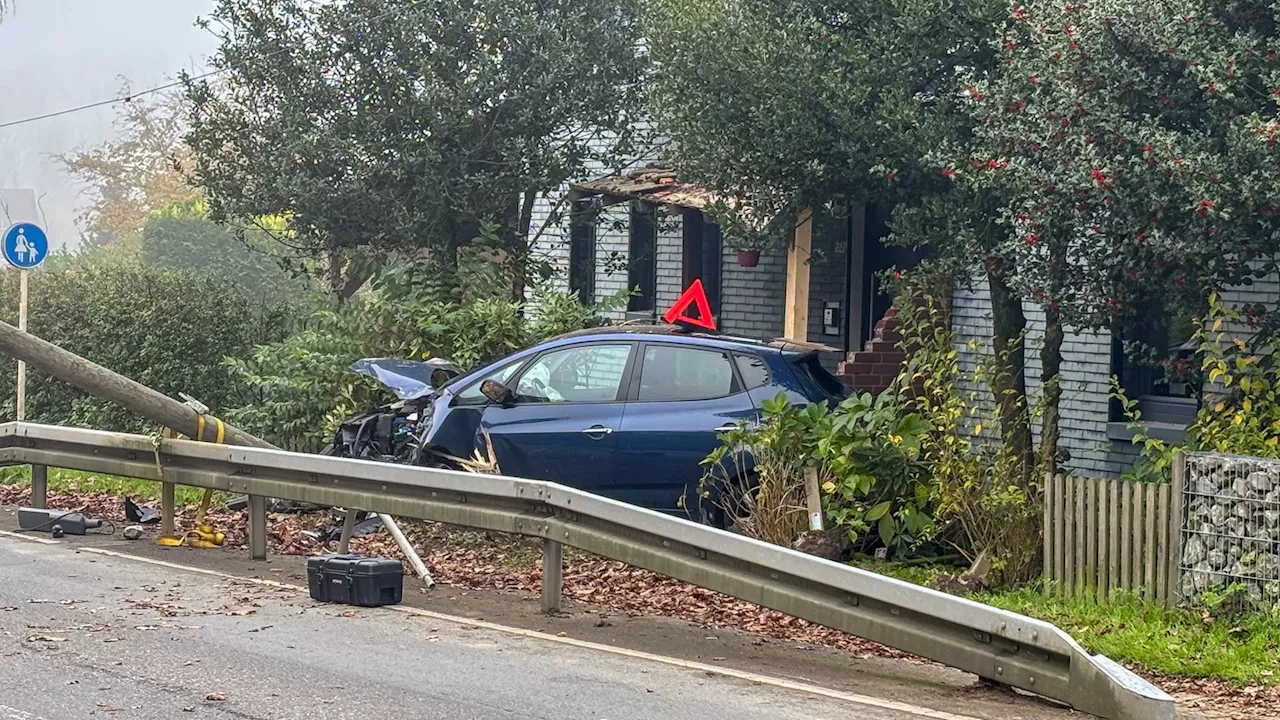 Auto fährt in Haus - Fahrerin gestorben