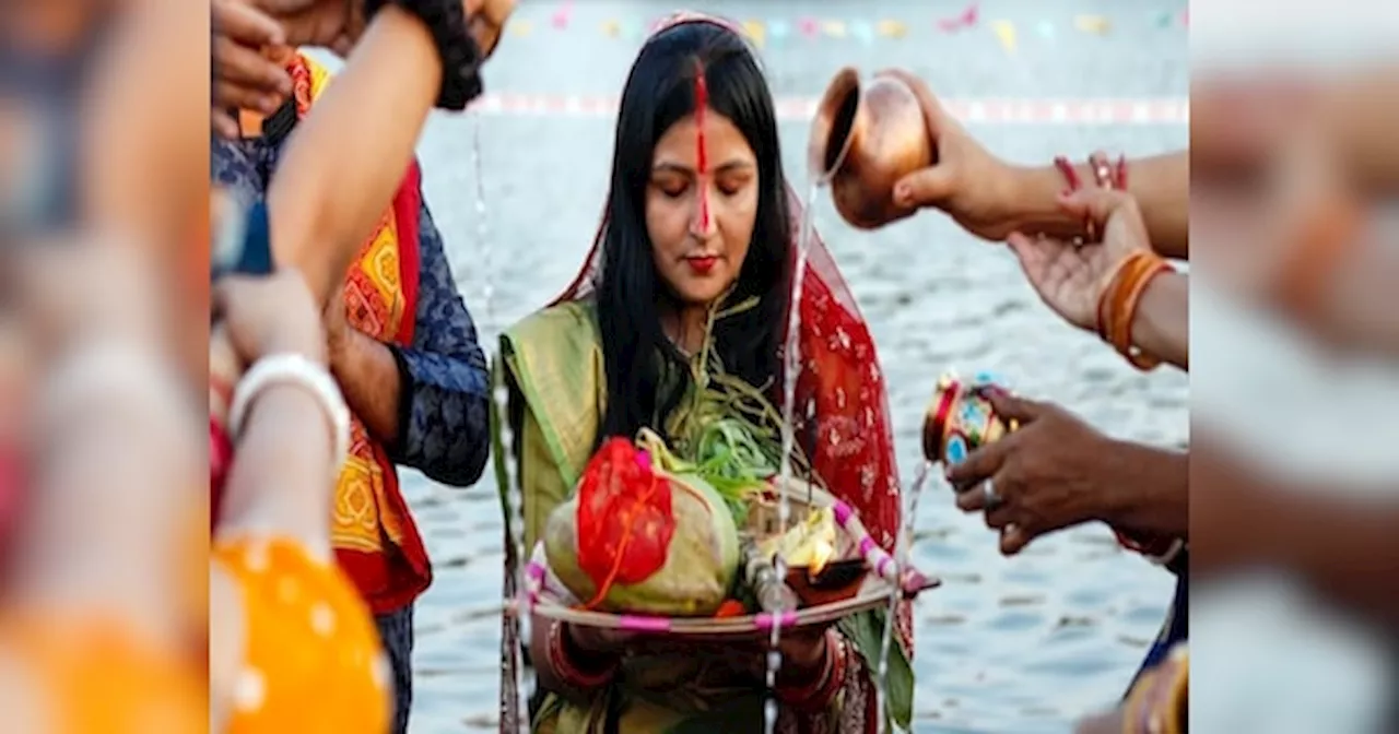 Chhath Puja 2024: डूबते सूर्य को अर्घ्य दे रही व्रती महिलाएं, पूरे राज्य में छठ पूजा की धूम