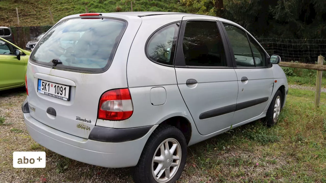 Tschechisches Auto blockiert Parkplatz der Gemeinde seit Frühjahr dauerhaft