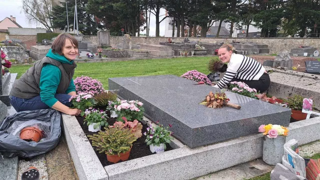 Toussaint : nettoyer, entretenir les tombes, créer des caveaux : ces fleuristes se développent en Sarthe