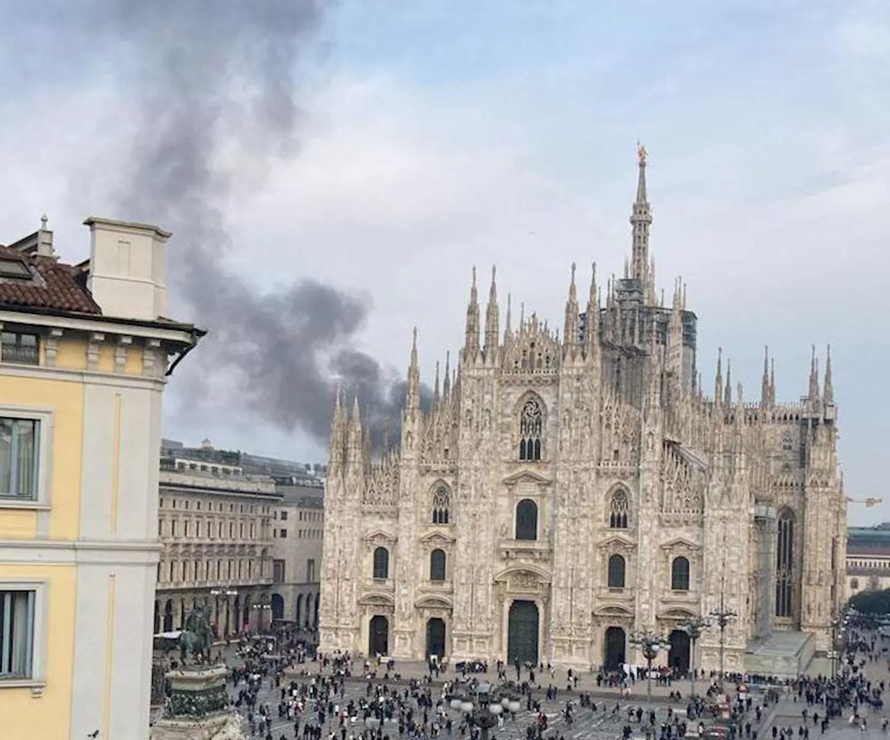 Milano, incendio in centro: palazzo evacuato, le news