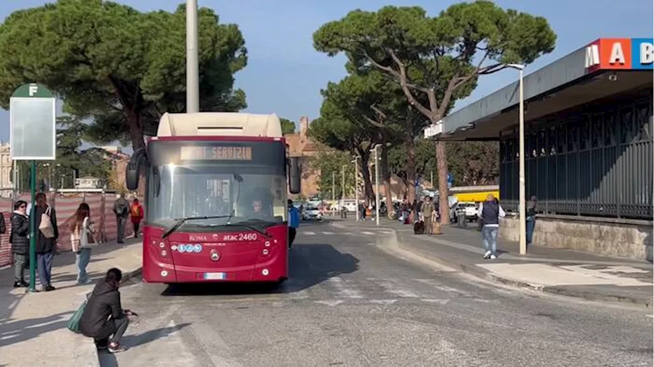 Roma, cittadini bloccati a Termini per lo sciopero dei mezzi