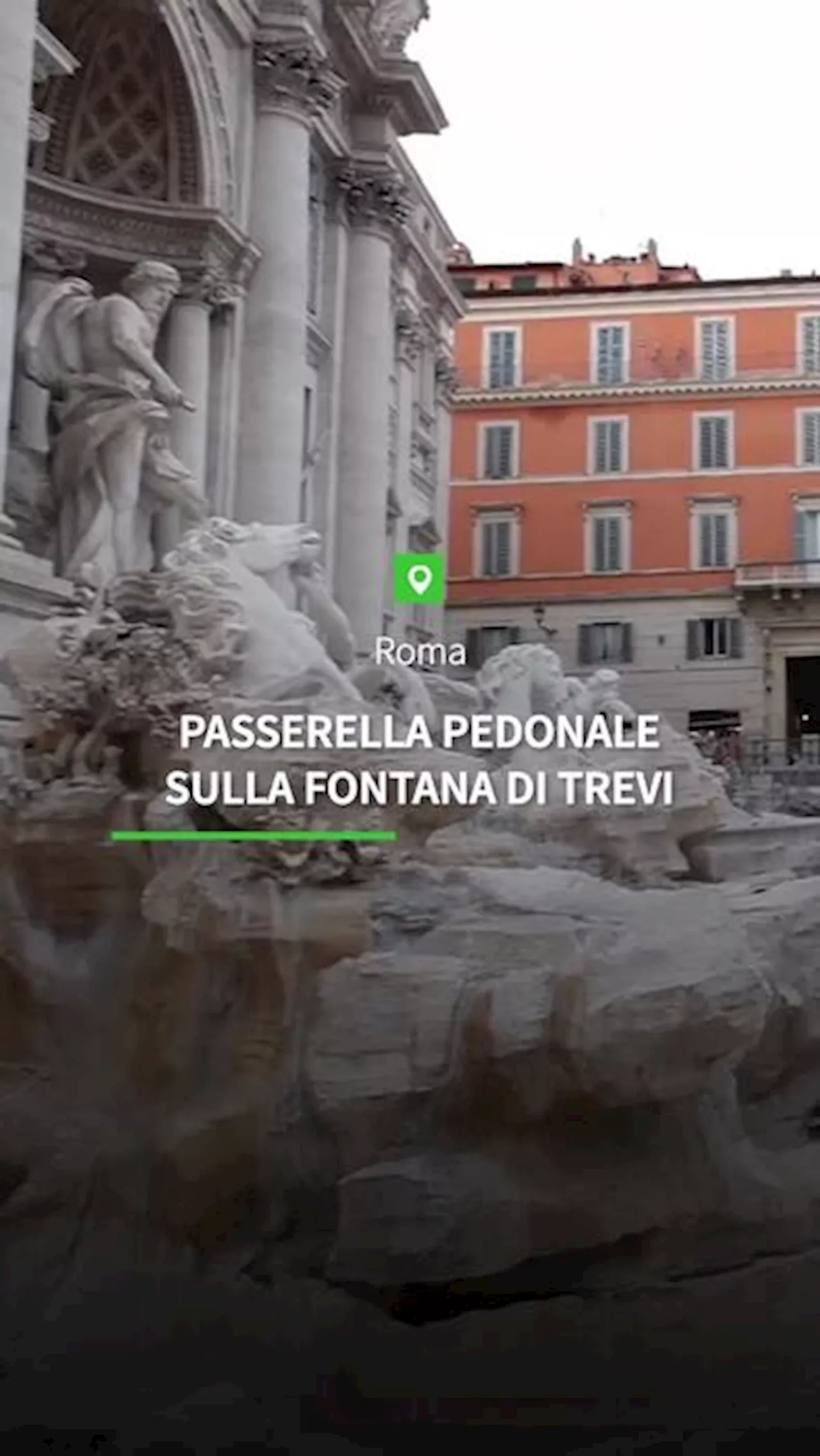 Roma, passerella pedonale sulla Fontana di Trevi