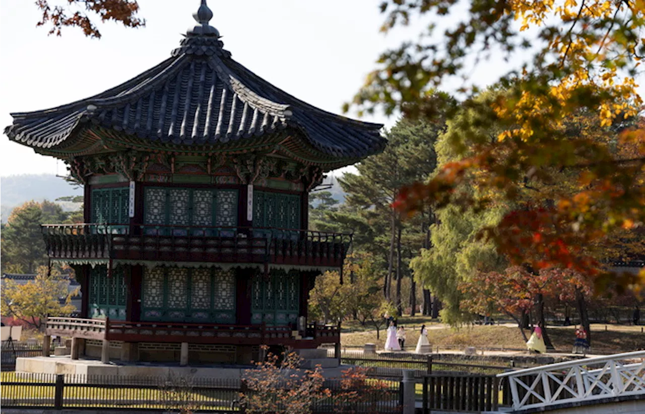 Turisti visitano il Gyeongbokgung Palace di Seul