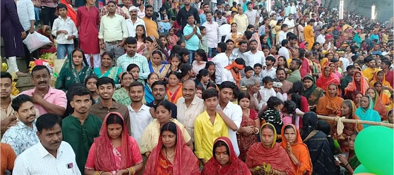 Chhath Puja: लाखों श्रद्धालुओं ने उदीयमान सूर्य को दिया अर्घ्य, पटना समेत पूरे बिहार के घाटों पर उमड़ी भीड़