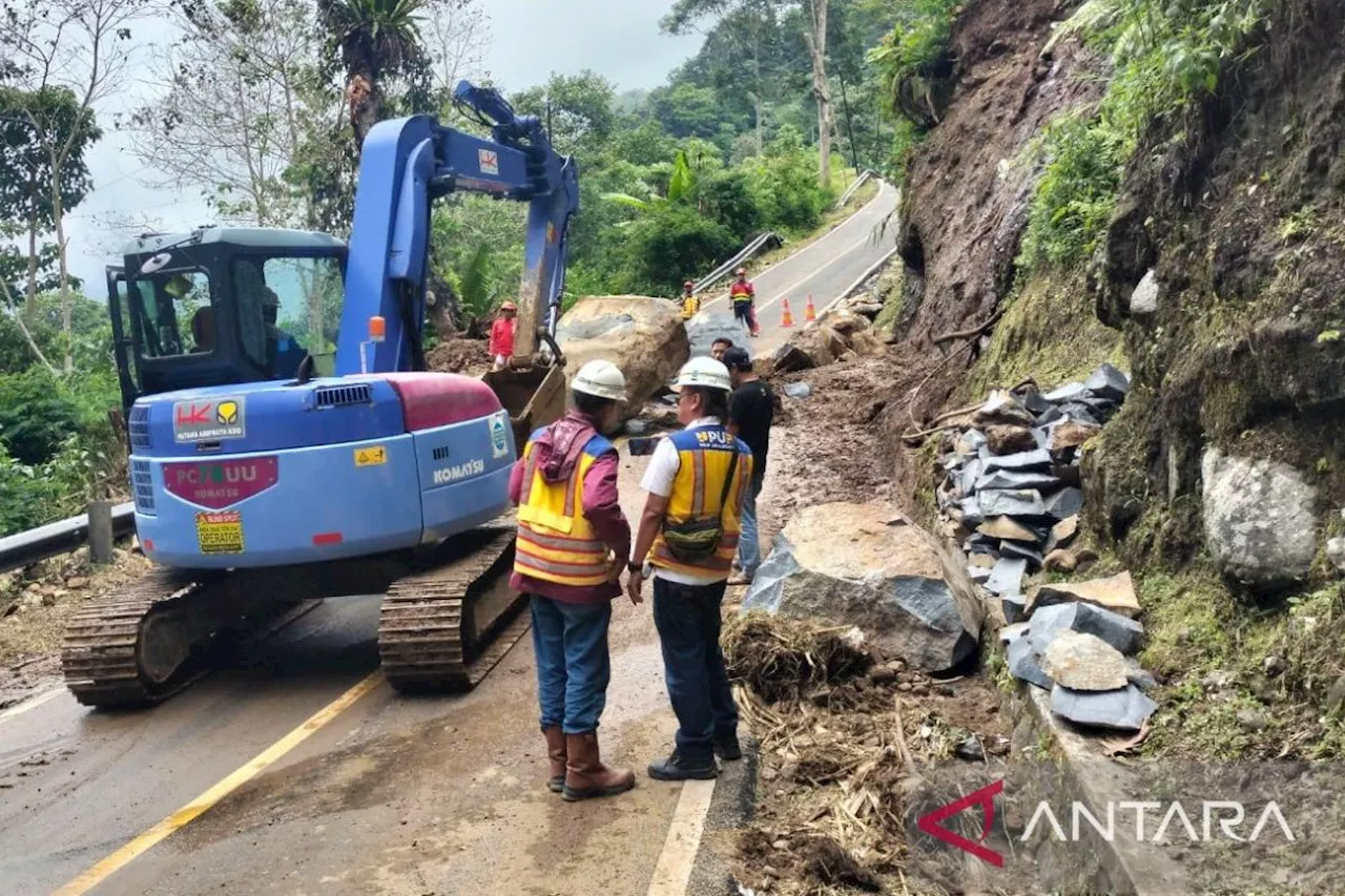 BPBD Cianjur tempatkan relawan di jalur utama rawan longsor