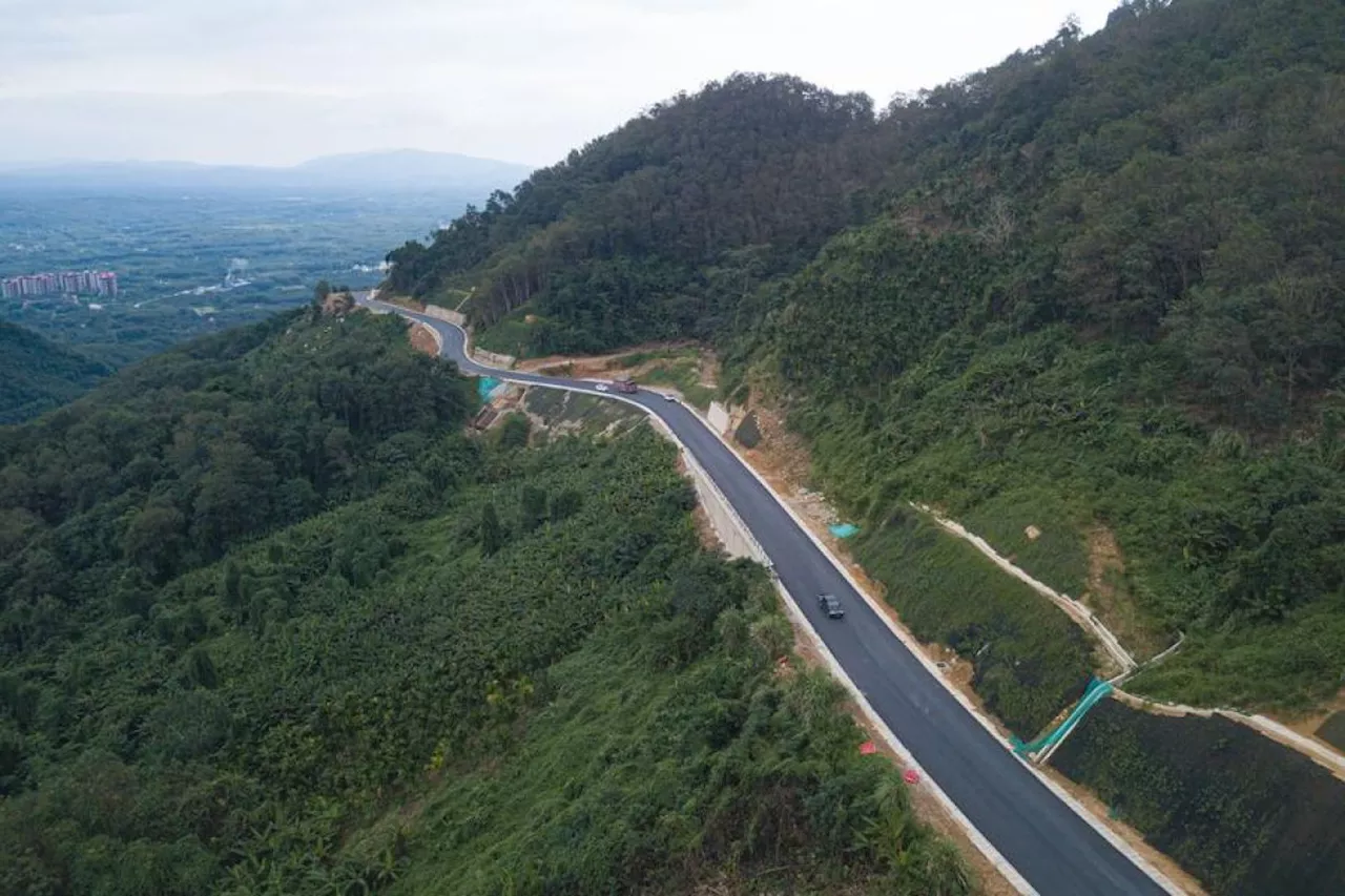 Menilik indahnya jalan lingkar sekitar Taman Nasional di Hainan, China