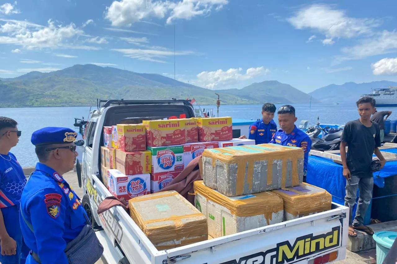 Polairud Polda NTT salurkan bantuan sembako korban erupsi Lewotobi