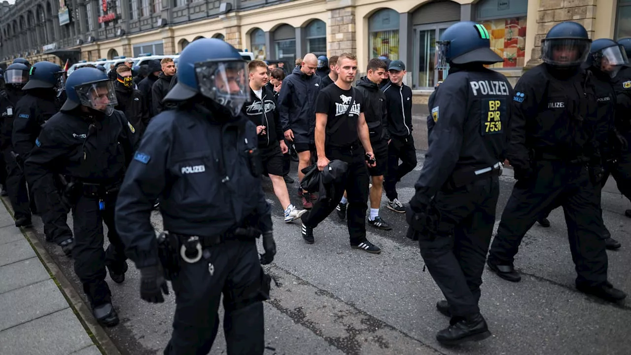 Heidenau in Sachsen: Neonazis verbreiten Falsch-Information über Messer-Attacke