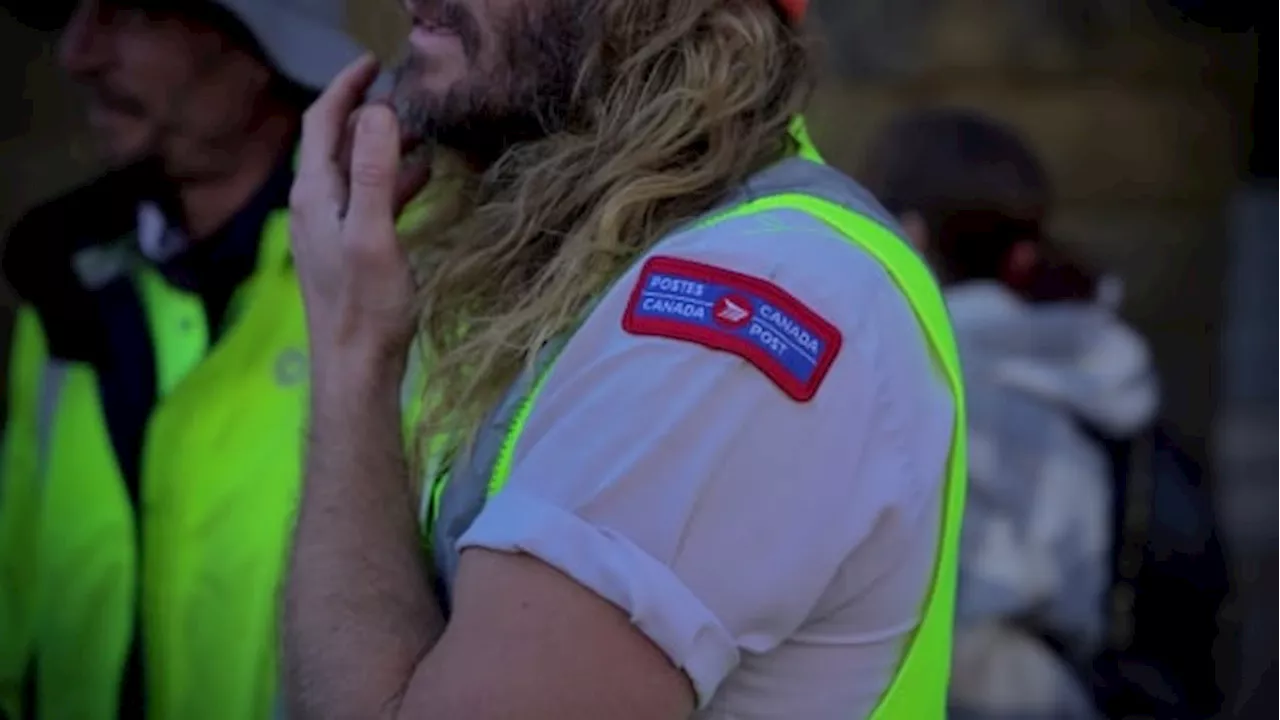 Canada Post unionized workers rally as strike threat looms