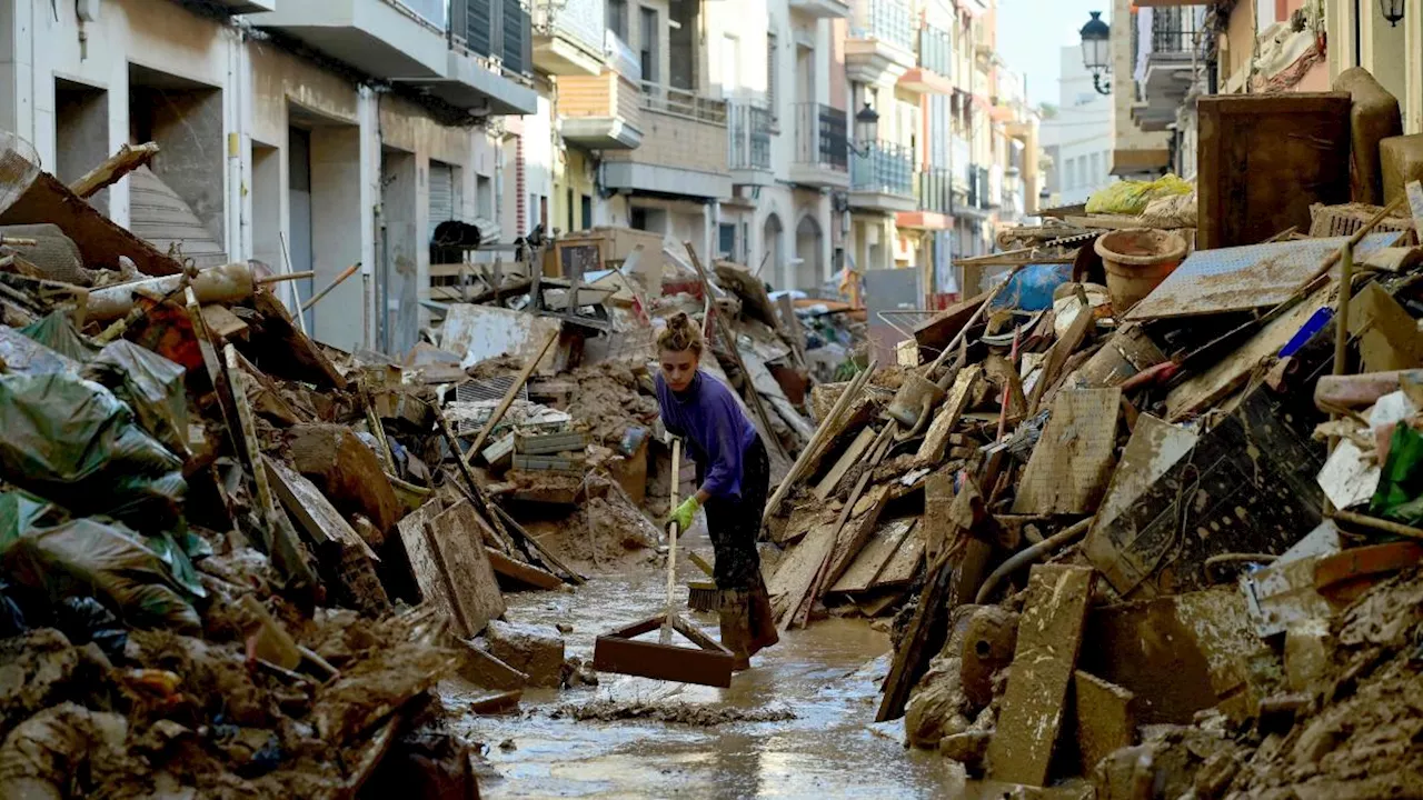 Valencia, dieci giorni dopo: Paiporta è una palude maleodorante di fango e liquami