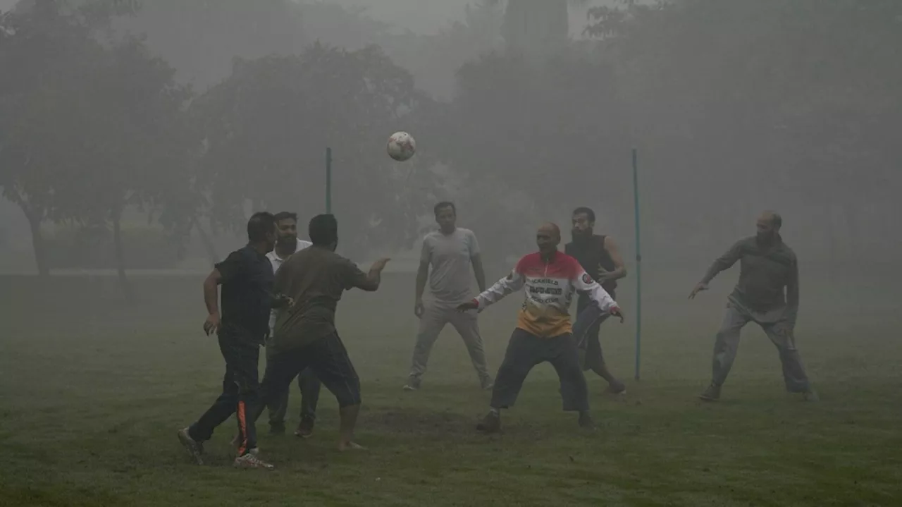 Districts in Pakistan close parks and museums because of record-breaking smog