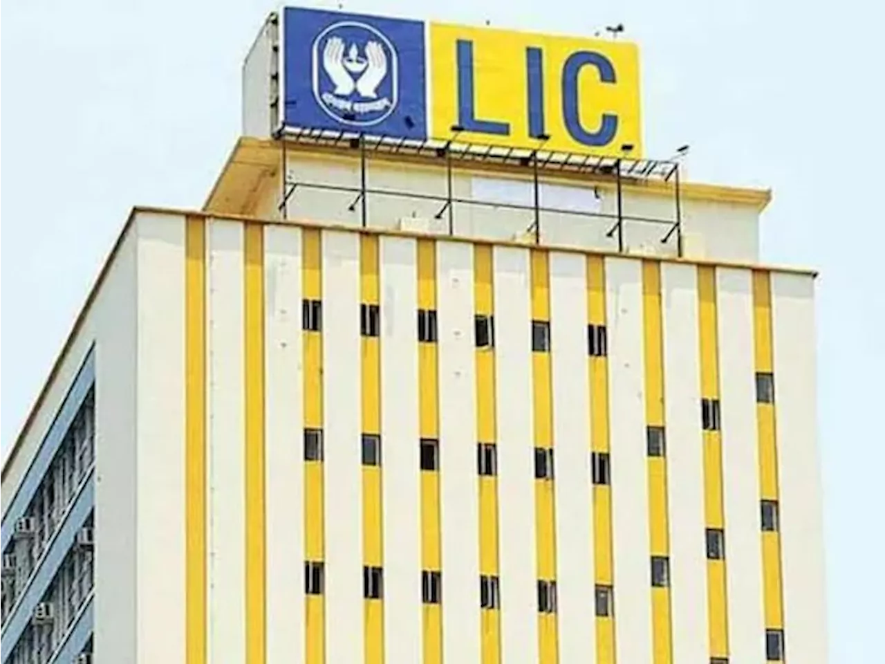 LIC का दूसरी तिमाही में मुनाफा 3.8% घटा: यह ₹7,729 करोड़ रहा, टोटल इनकम​​​​​​​ 13.84% बढ़कर ₹2,30,413 करोड़ रही