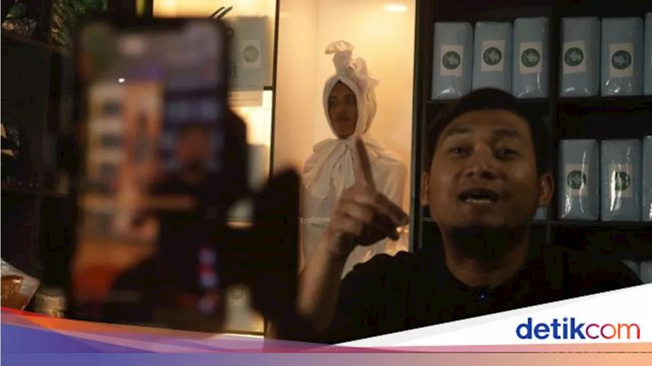 Warga Bandung Ini Jualan Kain Kafan Lewat Live TikTok