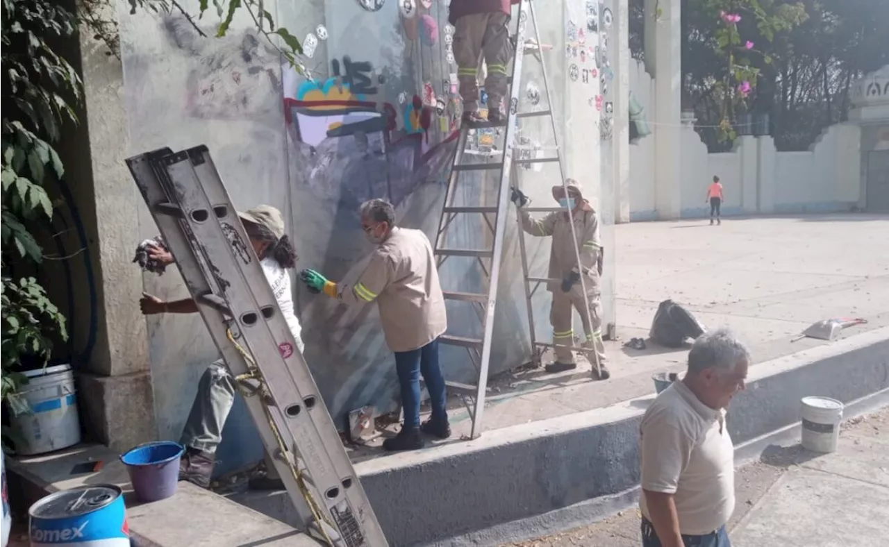 Detienen a dos sujetos por grafitear mural en el Foro Lindbergh del Parque México, en la Condesa; portaban droga