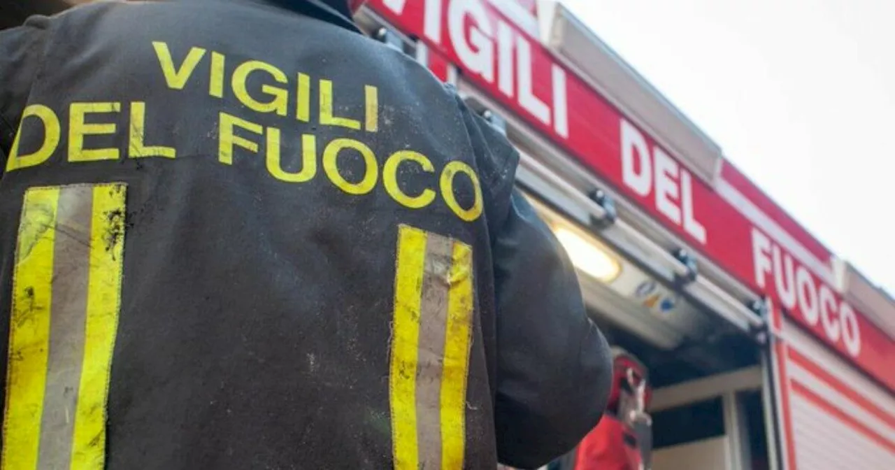 Incendio in un parcheggio sotterraneo in centro a Milano, colonna di fumo in zona Duomo