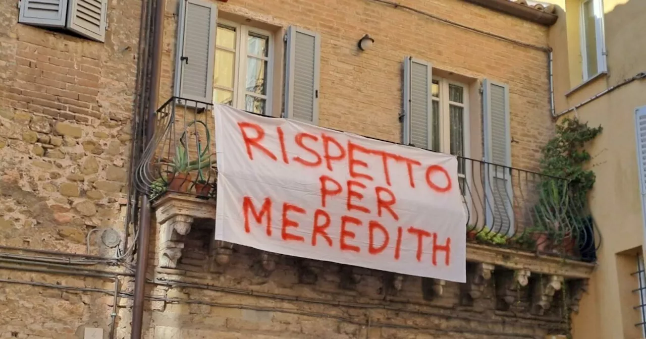 “Rispetto per Meredith, è inaccettabile speculare su una tragedia”: proteste a Perugia per le…